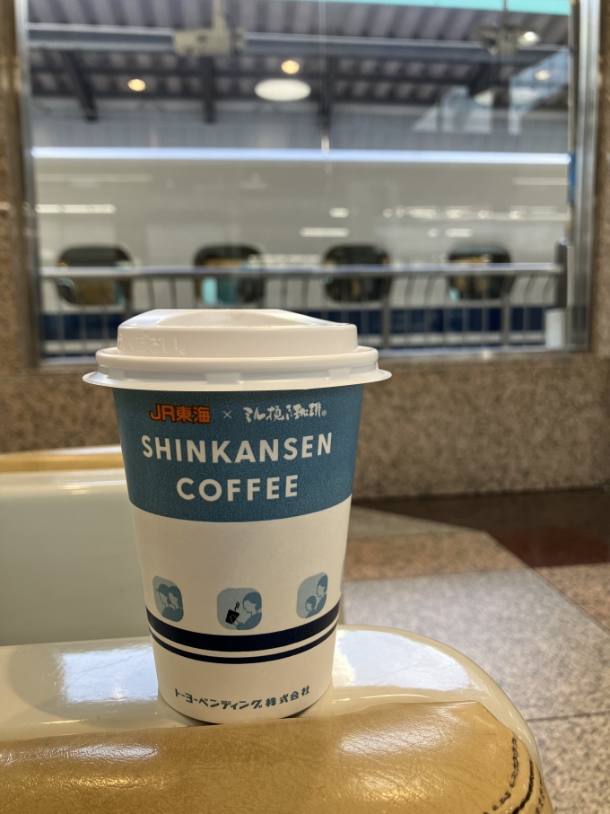 鉄道乗車記録の写真:駅弁・グルメ(1)     「ホーム自販機での新幹線コーヒー」