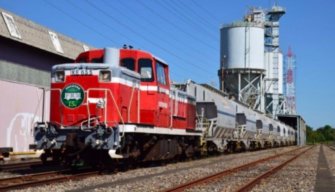 画像：「鉄道の日」記念　貨物列車へのヘッドマーク - 「衣浦臨海鉄道、「鉄道の日」を記念しヘッドマークを掲出」