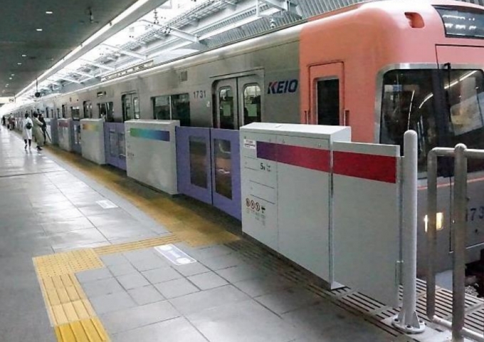 ニュース画像：井の頭線吉祥寺駅でのホームドア - 「京王、井の頭線渋谷駅にホームドアを設置へ 2018年度内」