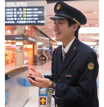 ニュース画像：改札口でポケトークを利用して案内するシーン イメージ - 「JR東海、11月末までに東海道新幹線全17駅に携帯通訳機を導入 」