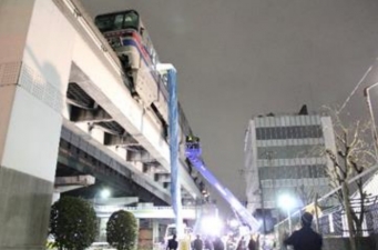 ニュース画像：脱出シューターを利用した訓練 - 「大阪モノレール、11月3日深夜に非常時合同訓練を実施」