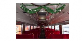 画像：車内のクリスマス装飾 - 「JR東、磐越西線で快速「DLクリスマストレイン」運転 12月8日と9日」
