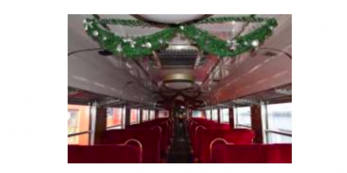 ニュース画像：車内のクリスマス装飾 - 「JR東、磐越西線で快速「DLクリスマストレイン」運転 12月8日と9日」