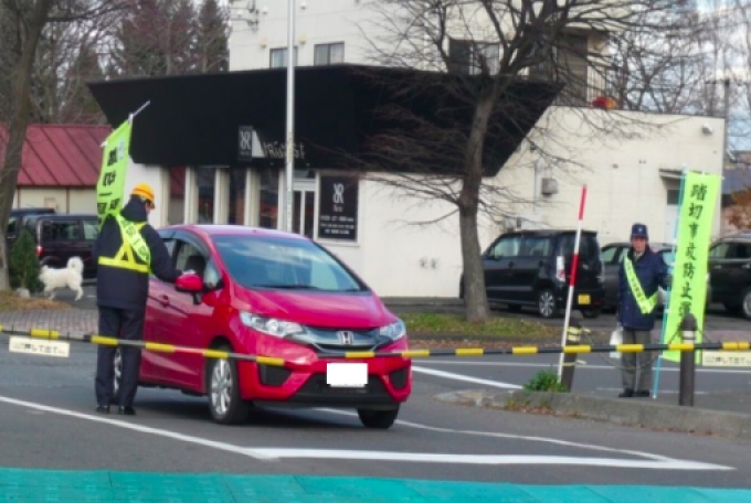 ニュース画像：踏切事項防止キャンペーンの様子 - 「JR北海道、「冬の踏切事故防止キャンペーン」を実施 駅や踏切でPR」