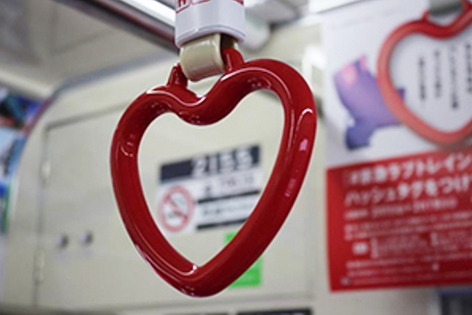 画像：「LOVE TRAIN」に設置されるハートのつり革 - 「京急、恒例の「LOVE TRAIN」を800形で運行 3月14日まで」