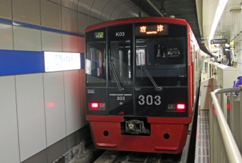ニュース画像：地下鉄空港線に乗り入れるJR九州の車両 - 「福岡市地下鉄、12月の毎週末に七隈線と空港線の終電30分延長」