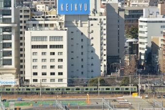 ニュース画像：品川新駅の駅舎工事エリア付近、右奥は泉岳寺交差点