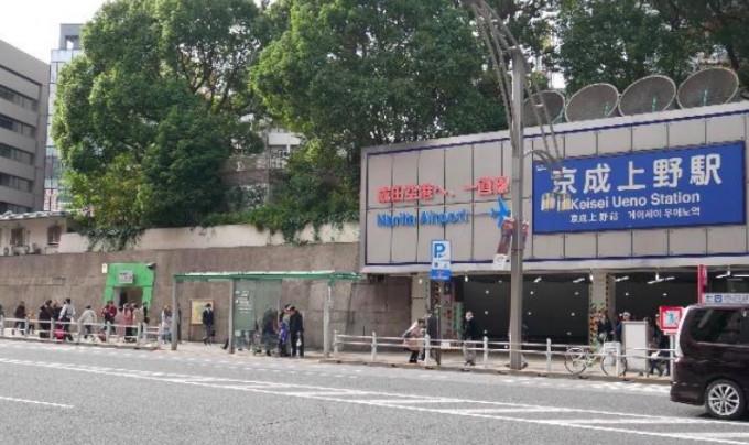 画像：清掃終了後の京成上野駅 外観 - 「京成、岩倉高校などと連携して京成上野駅の外壁清掃を実施」