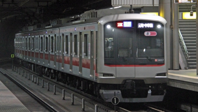 ニュース画像：東横線で運行される5050系 - 「東横線、大晦日に終夜運転 田園都市線は終電を繰り下げ」