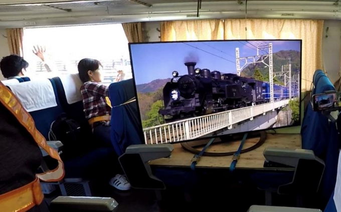 ニュース画像：8Kライブ映像伝送試験の様子 - 「東武鉄道とNTTドコモ、5Gを用いた超高精細ライブ映像の伝送に成功」