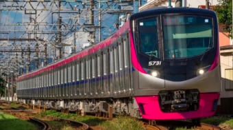 ニュース画像：「迎光号」で使用される5000系 - 「京王電鉄、ほぼ全線で終夜運転実施 全車指定席の「迎光号」も運転」