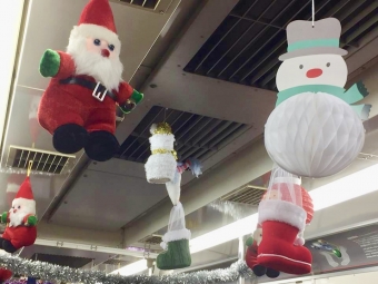 ニュース画像：クリスマス電車の車内 - 「熊本電気鉄道、12月25日までクリスマス電車を運行」