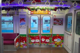 ニュース画像：クリスマス列車 イメージ - 「北九州モノレール、装飾列車「クリスマス列車」を運行中」