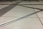 ニュース画像：落下したボード枠 - 「関西空港駅、JR⻄日本ホームの天井ボードが落下 12月5日」