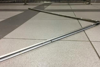 画像：落下したボード枠 - 「関西空港駅、JR⻄日本ホームの天井ボードが落下 12月5日」