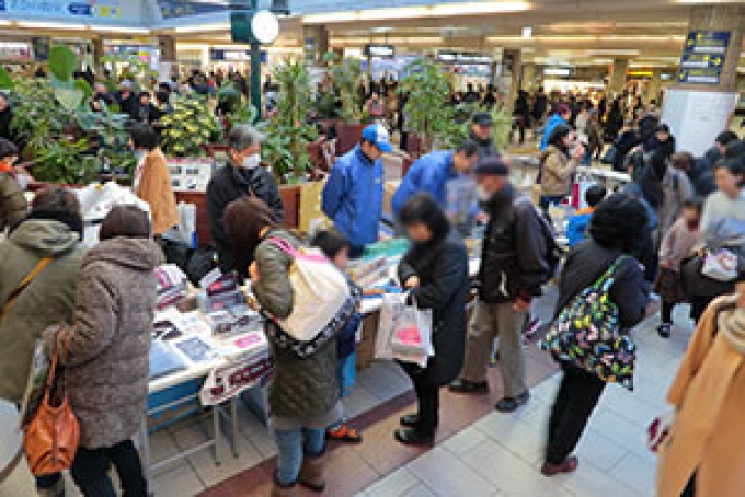 ニュース画像：販売会の様子 - 「阪急・阪神・能勢電グッズ販売会、12月15日に西宮北口駅で開催」