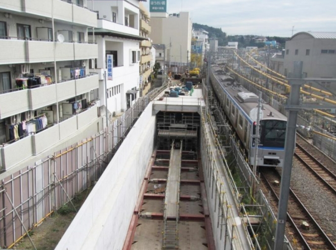 画像：西谷駅付近の工事現場 - 「神奈川東部方面線、完成時期を最大3年延期 建設費は1.5倍の4千億円」