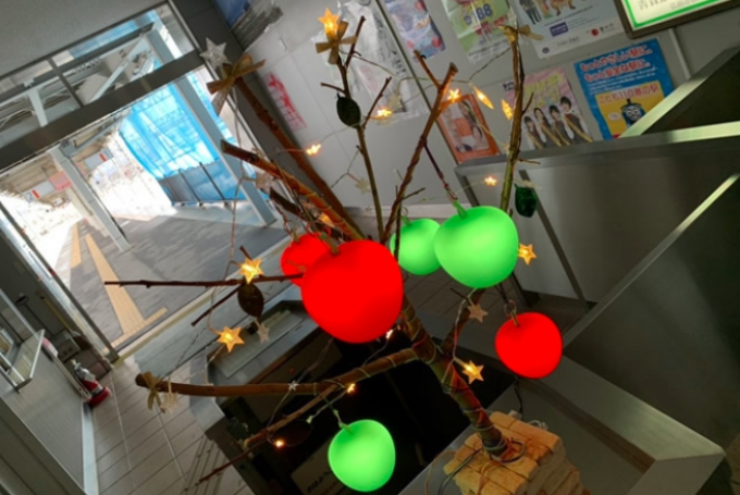 ニュース画像：「APPLE LIGHT TREE(アップルライトツリー)」 - 「弘南鉄道の弘前駅、改札に「アップルライトツリー」を設置」