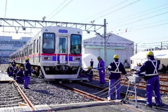 ニュース画像：脱線した車両を線路に復旧する訓練の様子 - 「京成電鉄、異常時総合訓練を実施 土砂崩れの影響による列車脱線を想定」