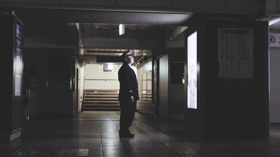 ニュース画像：退職サプライズ企画の一コマ - 「東京メトロ、定年退職する駅長にサプライズ 駅サイネージで「お疲れ様」」