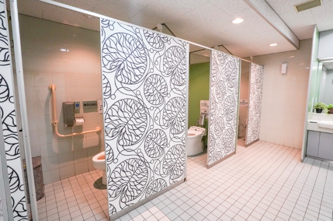 画像：東川口駅の男性用トイレ - 「浦和美園駅と東川口駅、トイレの大胆なデザインリニューアルを実施」