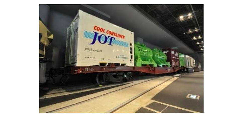 ニュース画像：コキ50000形式と搭載コンテナ - 「鉄道博物館、コキ搭載のコンテナ開閉とレムフの車掌室開放を実施」