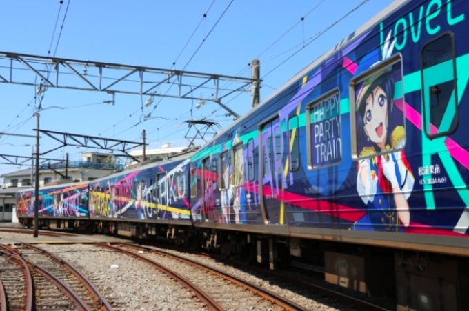 画像：ラッピング電車「HAPPY PARTY TRAIN」 - 「伊豆箱根鉄道、ラブライブのラッピング車両を全て展示する撮影会開催」
