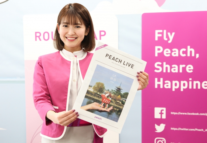 ニュース画像：PEACH LIVEを紹介する客室乗務員 - 「ピーチのフリーマガジン、最新号で奈良特集 近鉄もキャンペーンに協力」