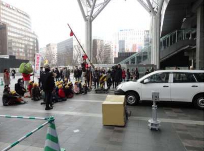 画像：踏切事故防止PRイベントでの踏切安全講習 - 「博多駅前広場、JR九州が踏切事故防止PRイベント 2月3日」