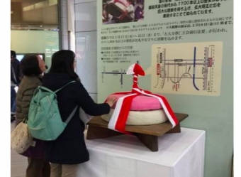 画像：2018年のイベントの様子 - 「京阪京橋駅、大鏡餅を構内に設置 醍醐寺の行事をアピール」