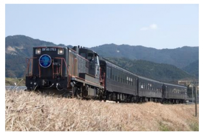 画像：DE10形ディーゼル機関車とSL人吉の客車 - 「JR九州、SL人吉の客車で「さよなら折尾駅立体交差ツアー」を販売」