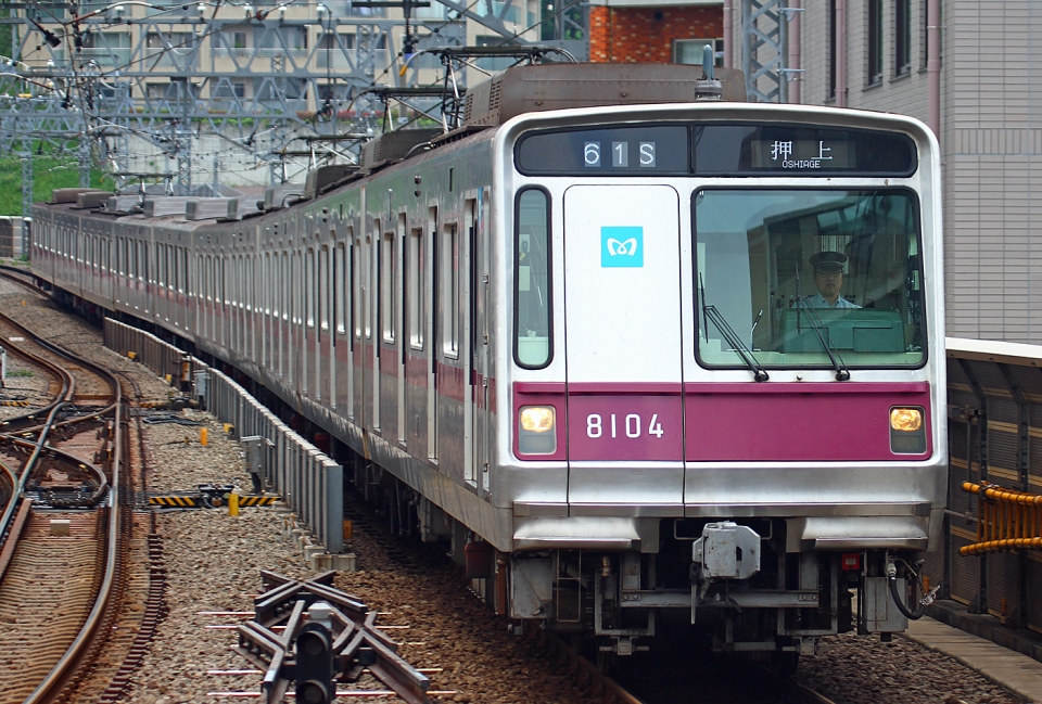 ニュース画像：東京メトロ半蔵門線で走行する8000系車両 - 「東京メトロ、2023年度までに半蔵門線全駅でホームドア設置へ」
