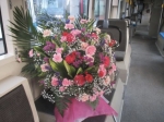 ニュース画像：熊本市電車内の生花装飾の様子 - 「熊本市電、「母の日」で生花電車を運行中 16時以降は花の持ち帰りも可」