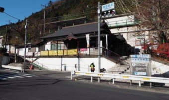 画像：御嶽駅外観 - 「青梅線の御嶽駅、観光拠点としてリニューアル レンタサイクルが営業開始」