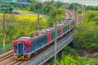 画像：台湾鉄路 ラッピング - 「しなの鉄道、台湾との交流事業進む 乗車券交流、車両デザイン交換など」