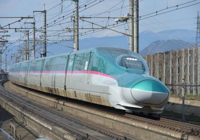 画像：東北新幹線開業35周年記念号で使用されるE5系新幹線 - 「E5系で新潟〜八戸間を直通運転 7月に東北新幹線35周年記念号運行へ」