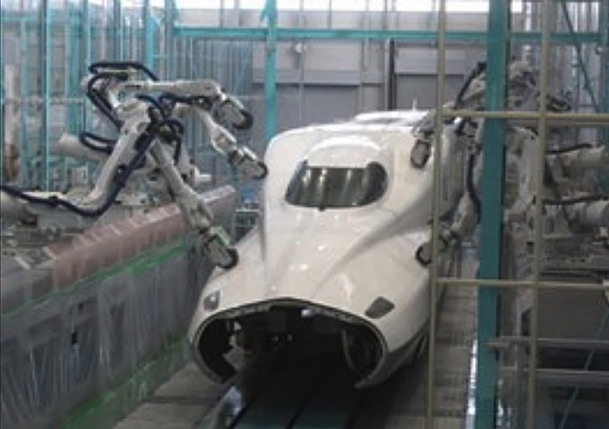 画像：浜松工場で新導入された「先頭車研ぎロボット」 - 「JR東海、7月下旬に「新幹線なるほどデー」開催 新しい浜松工場を初公開」