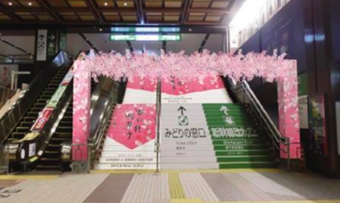 ニュース画像：階段アーチの装飾 - 「JR仙台駅、駅構内に桜の装飾 3月30日まで」