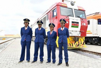 画像：マダラカ・エクスプレスの初列車とその運転手 - 「ケニアのナイロビ〜モンバサ間で「マダラカ・エクスプレス」開業」