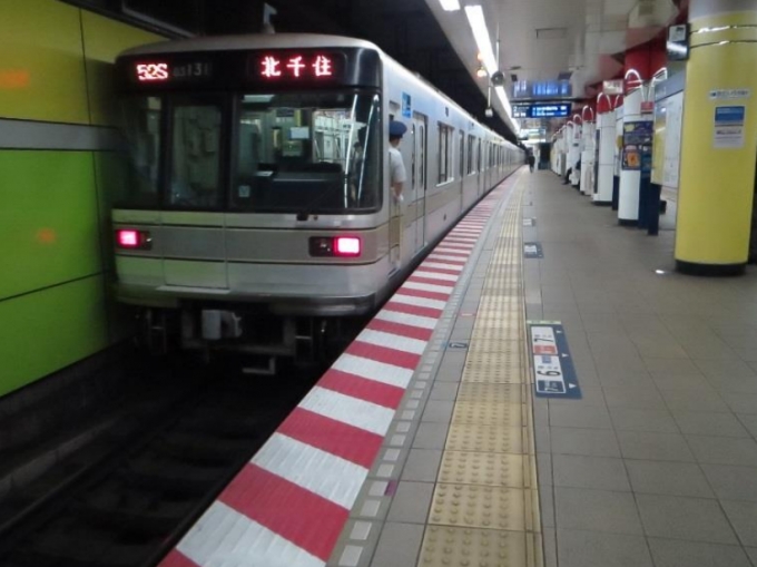 ニュース画像：東京メトロのホーム「注意喚起シート」 - 「東京メトロ、駅ホームのスレッドラインを追加設置 設置駅は約1.8倍に」