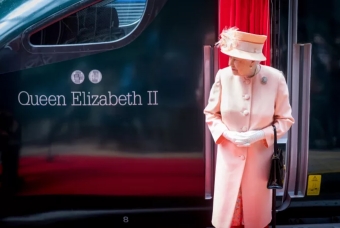 ニュース画像：日立の高速車両「クイーンエリザベスII」とエリザベス女王