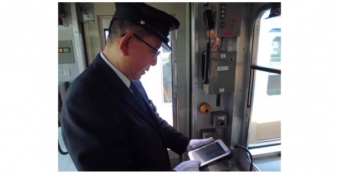 ニュース画像：タブレットを操作する様子 - 「阪神電気鉄道、車内多言語自動放送を導入 インバウンド施策を推進」