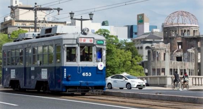 画像：広島電鉄の「被爆電車」と原爆ドーム - 「広島電鉄、7月下旬から8月下旬まで恒例「被爆電車」特別運行を実施へ」