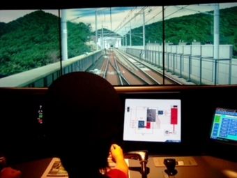 ニュース画像：ツアーイメージ。800系新幹線「つばめ」の運転シミュレーターが体験できる - 「九州鉄道記念館、7月22日にJR九州研修センターの見学ツアー 参加者募集」