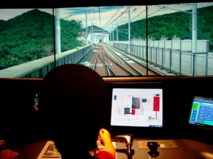 画像：ツアーイメージ。800系新幹線「つばめ」の運転シミュレーターが体験できる - 「九州鉄道記念館、7月22日にJR九州研修センターの見学ツアー 参加者募集」