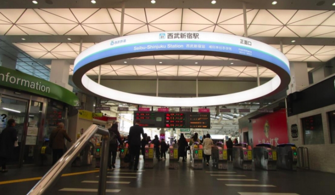 画像：改札外コンコース - 「西武新宿駅のリニューアルが完成、訪日外国人向け観光案内所を設置」