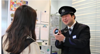 ニュース画像：使用風景のイメージ - 「京成電鉄、携帯型自動音声翻訳機「ポケトークW」を全駅に導入 」