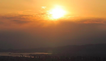 画像：生駒山上遊園地から見る夕日 - 「平成最後の夕日観覧、近鉄生駒ケーブルが臨時便を運行へ」