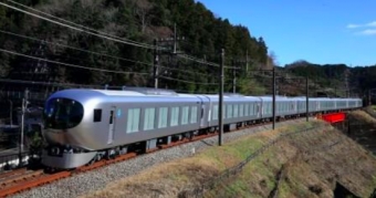 画像： 西武001系 Laview - 「西武「Laview」、新宿線で初運行 GWに本川越～飯能間で運転」