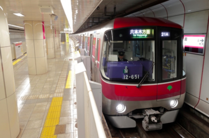 画像：大江戸線 - 「大江戸線の東新宿駅、エレベータの更新工事が終了し運転を再開」